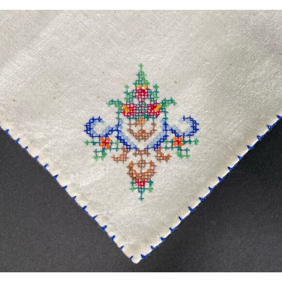 Set of 4 Vintage Hand Embroidered Cloth Napkins READ - Picture 3 of 10